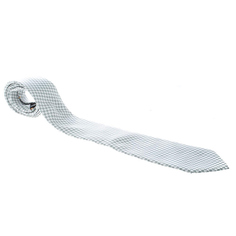 ربطة عنق أيف سان لوران حرير بنقوش كروهات بيضاء ورصاصية