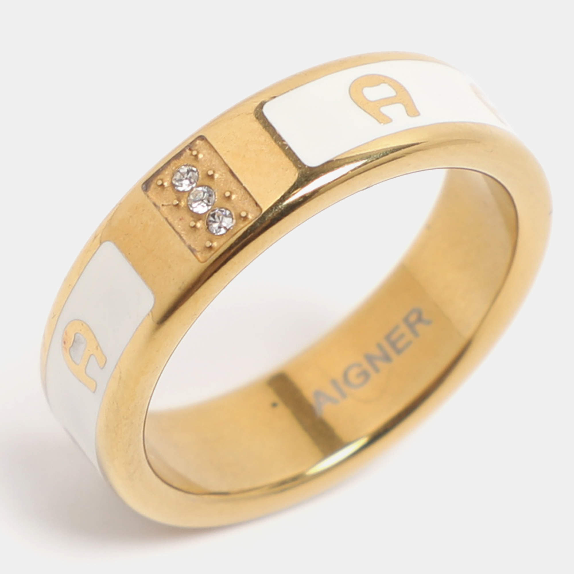 مملوكة مسبقًا Aigner Cream/Gold Tone Metal and Enamel Band Ring Size 57