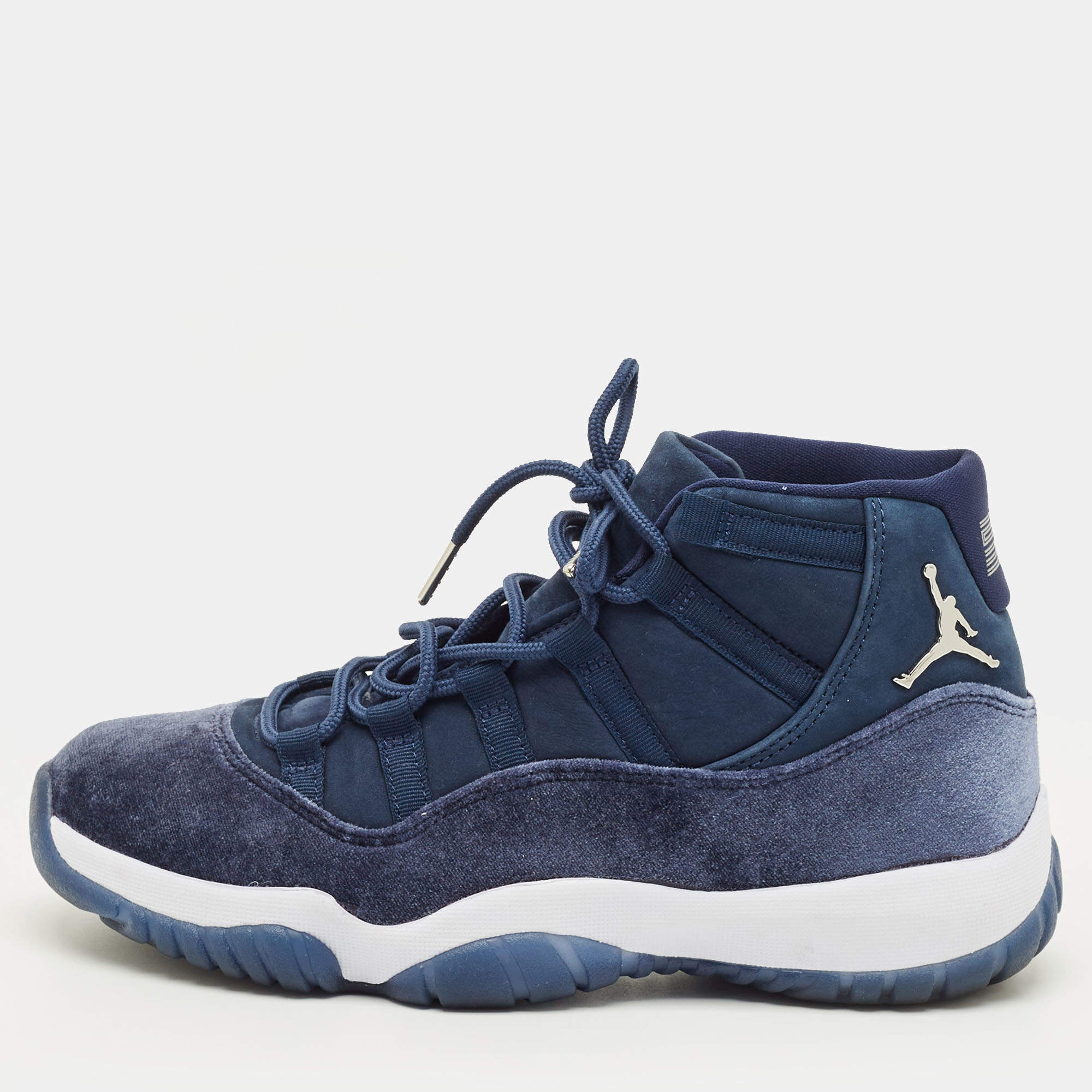 مملوكة مسبقًا Air Jordans Jordan 11 Retro Midnight Navy Size 40 Navy Blue Velvet High Top Sneakers