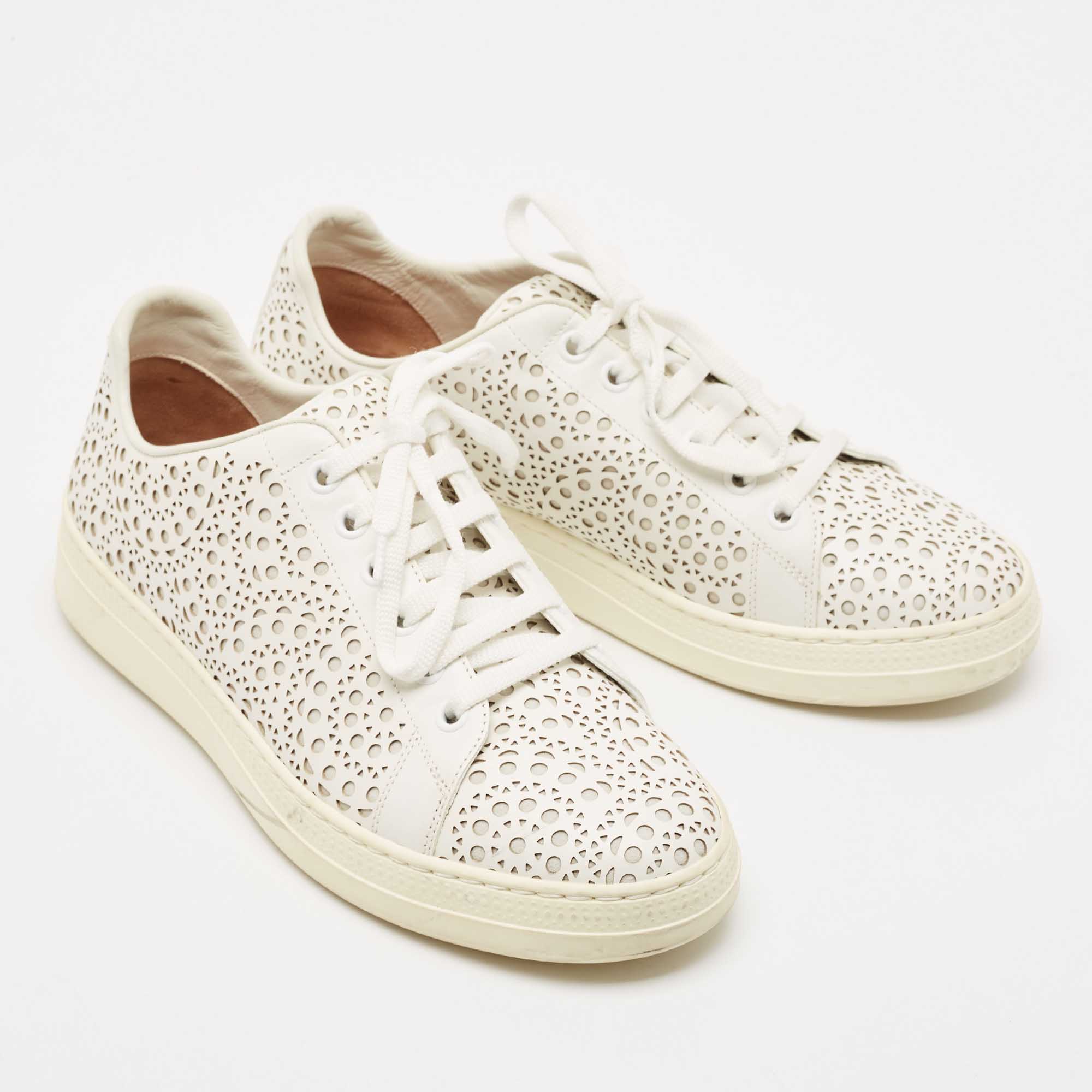 【ALAIA】White crystal-embellished laser-cut【新品同様】 Alaïa Laser-Cut Leather Handbag