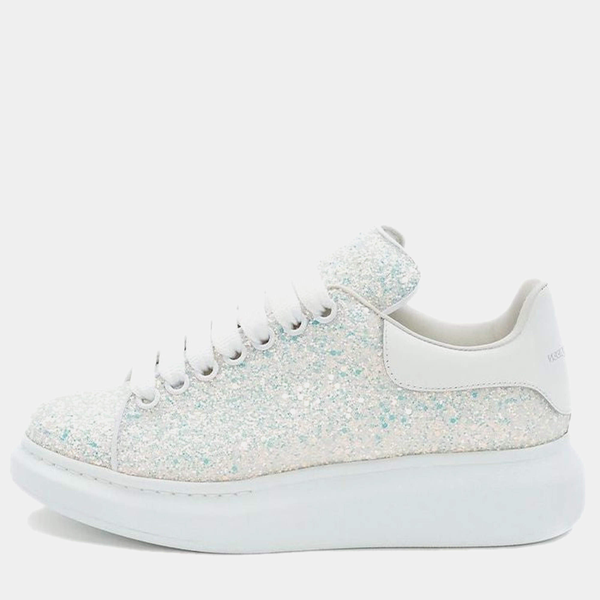مملوكة مسبقًا Alexander McQueen Oversixed Sneaker in Glitter Silver Size 38.5