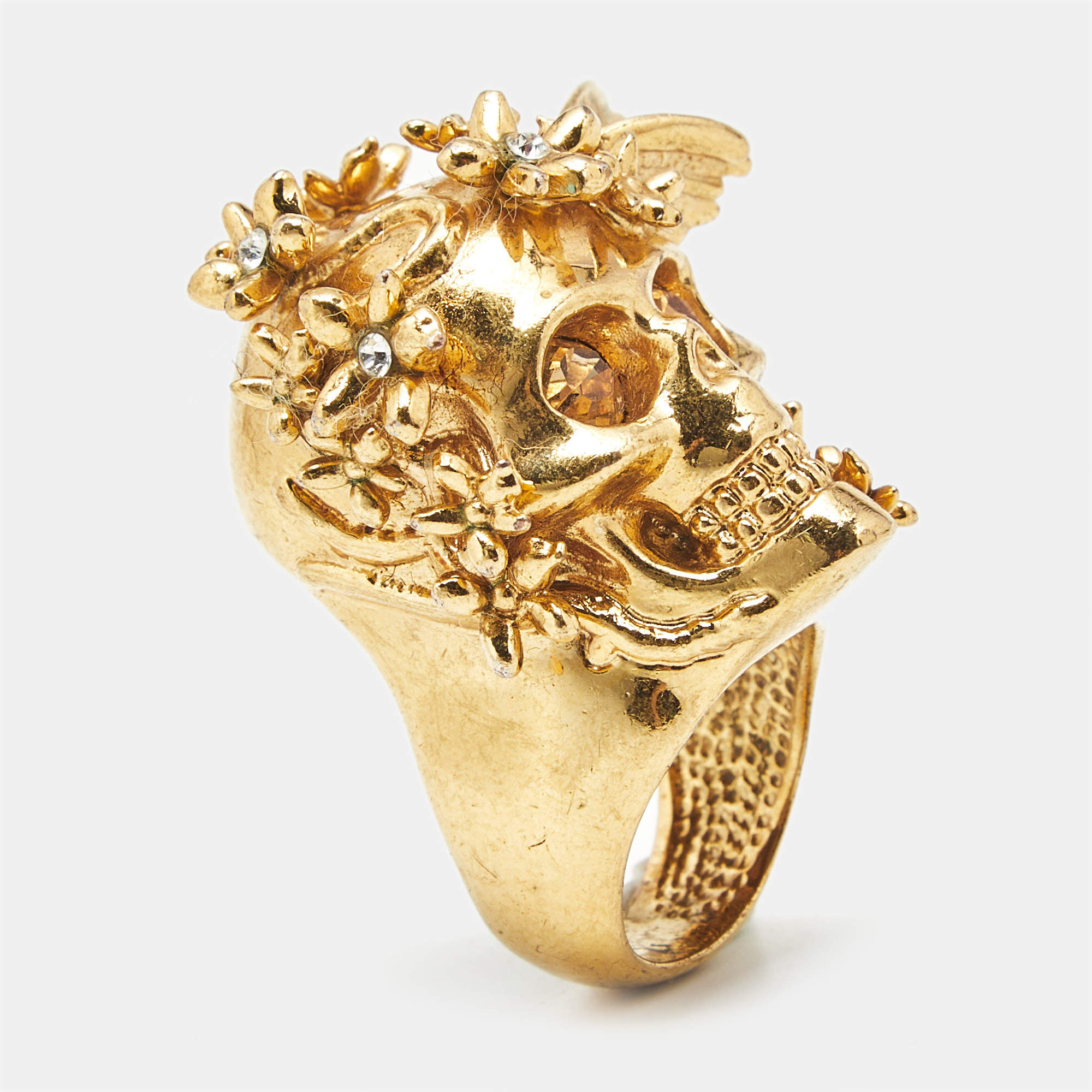 Pre Owned خاتم أليكساندر مكوين بجماجم النحلة الكريستالية بلون ذهبي مقاس ٥٤