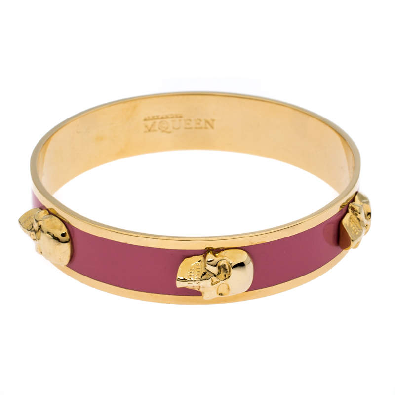 مملوكة مسبقًا Alexander McQueen Pink Enamel Skull Gold Tone Bangle Bracelet
