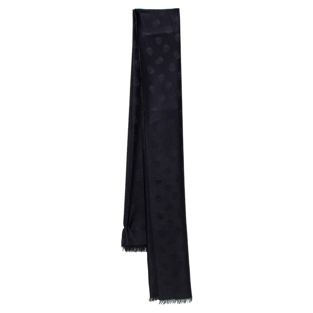 مملوكة مسبقًا Alexander McQueen Black Skull Motif Fringed Wool Scarf 