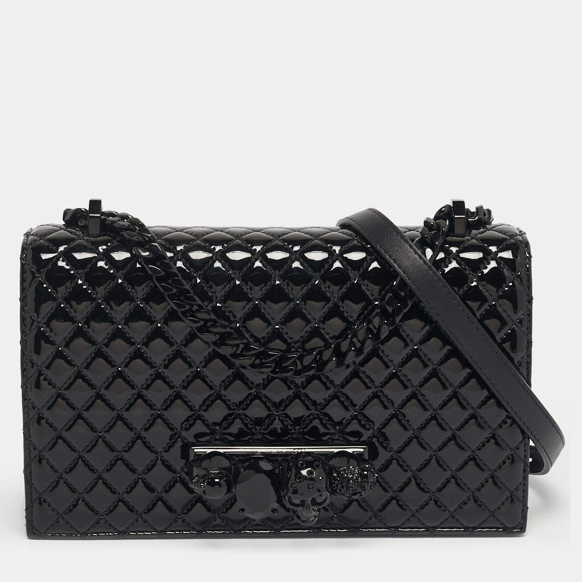 مملوكة مسبقًا Alexander McQueen Black Quilted Patent Leather Four Ring Skull Shoulder Bag