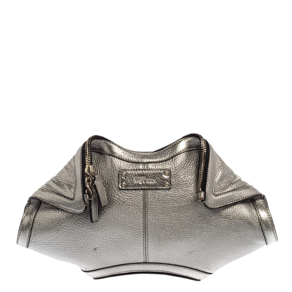 مملوكة مسبقًا Alexander McQueen Metallic Silver Leather Small De Manta Clutch