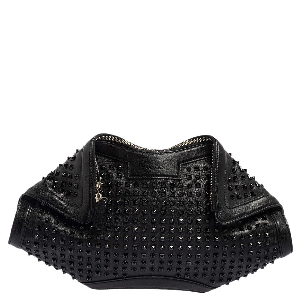 مملوكة مسبقًا Alexander McQueen Black Leather Medium De Manta Studded Clutch