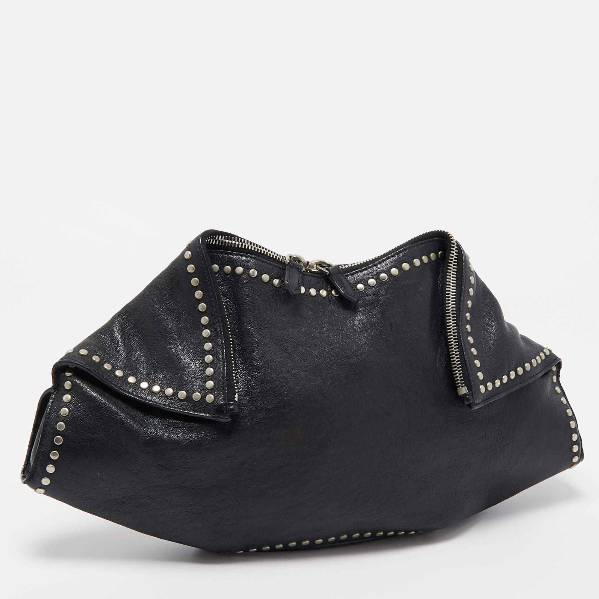 مملوكة مسبقًا Alexander McQueen Black Leather Medium Studded De Manta Clutch