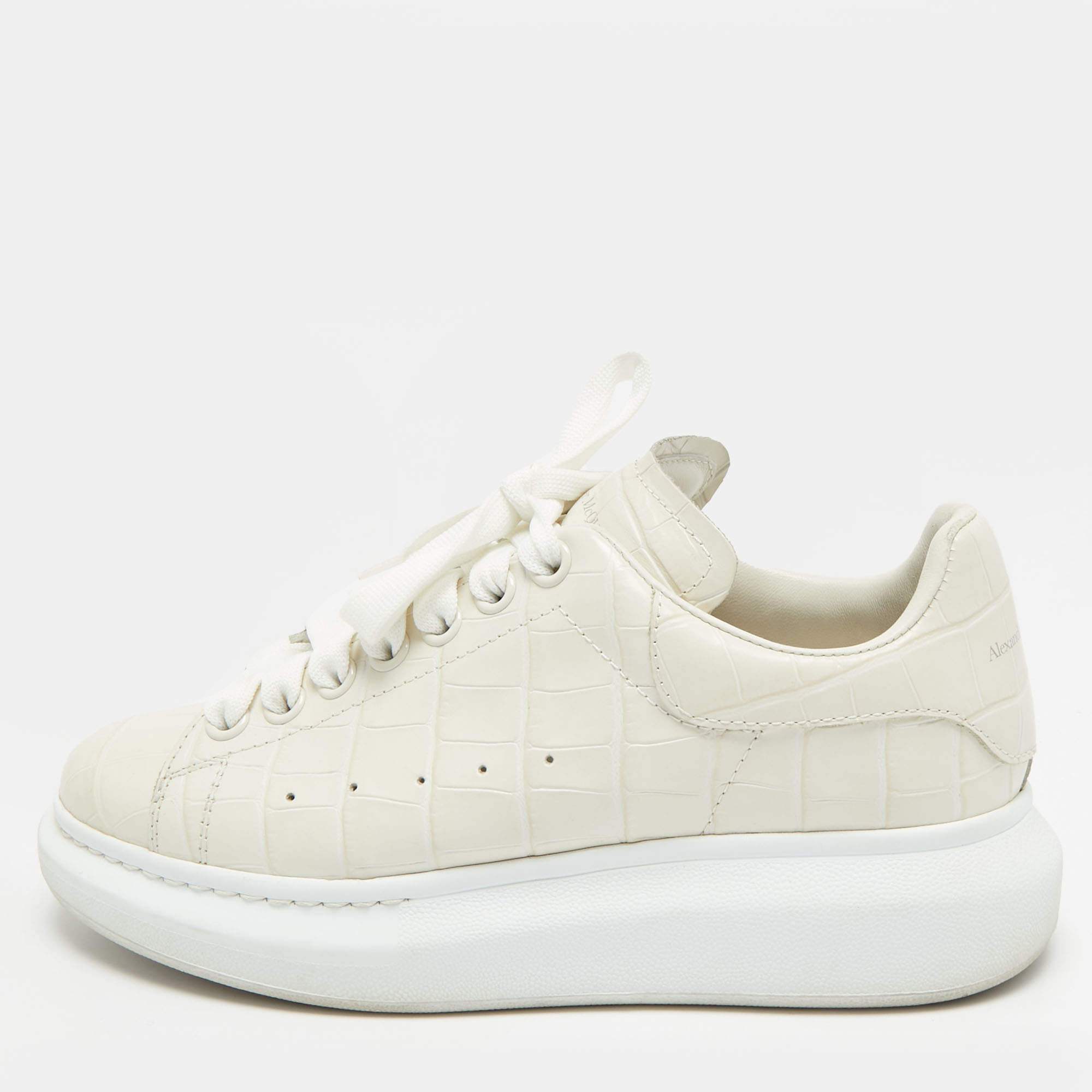 مملوكة مسبقًا حذاء رياضي أليكساندر ماكوين كبير جداً جلد منقوش كروك بلون الكريم مقاس 37.5