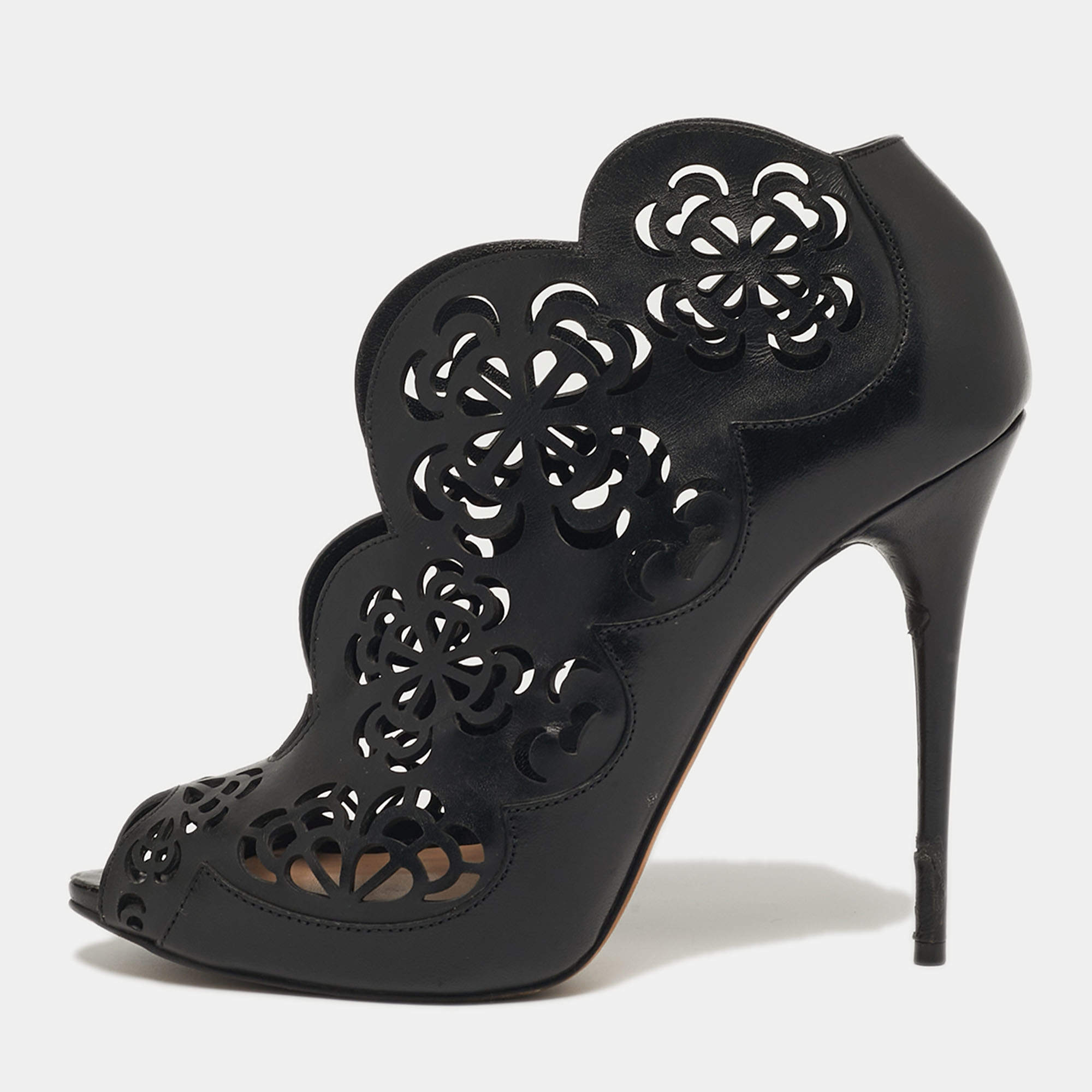 مملوكة مسبقًا Alexander McQueen Size 38 Black Floral Laser Cut Leather Peep Toe Booties