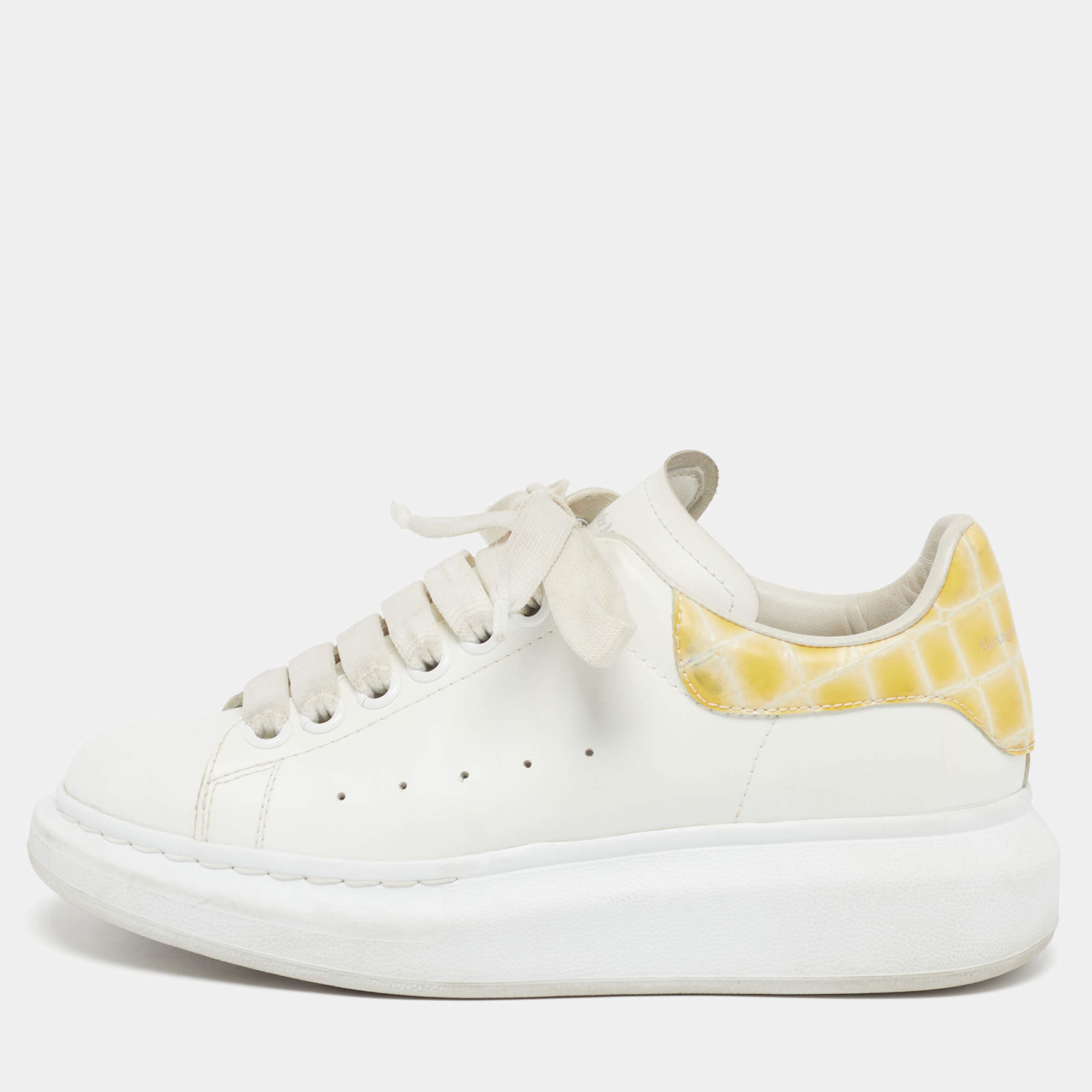 مملوكة مسبقًا حذاء رياضي أليكساندر ماكوين جلد نقشة التمساح وجلد أبيض نمط كبير مقاس 39