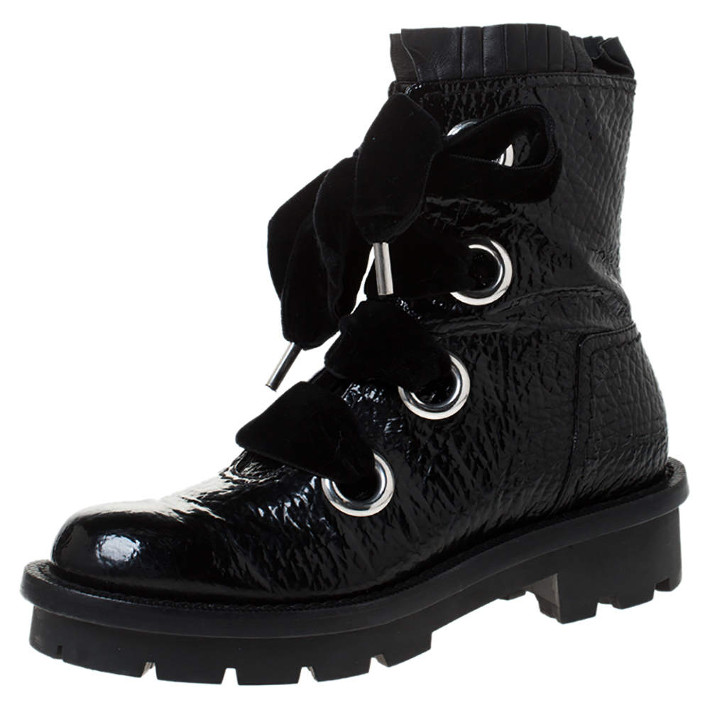 حذاء بوت للكاحل أليكساندر ماكوين نعل سميك رباط قطيفة مع جلد لامع أسود مقاس 40 