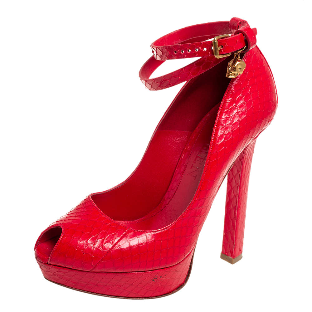 Pre Owned صندل أليكساندر ماكوين جلد ثعبان أحمر بنعل سميك ومقدمة مفتوحة وحزام كاحل مقاس 36