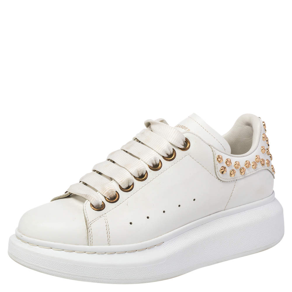 مملوكة مسبقًا حذاء رياضي أليكساندر ماكوين جلد أبيض مرصع نمط كبير مقاس أوروبي 35