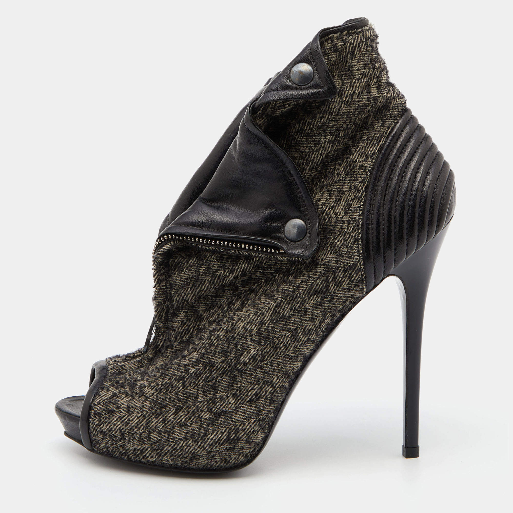 Pre Owned Alexander McQueen Grey/Black Fabric and Leather Faithful Skull Peep Toe Platform Booties Size 40