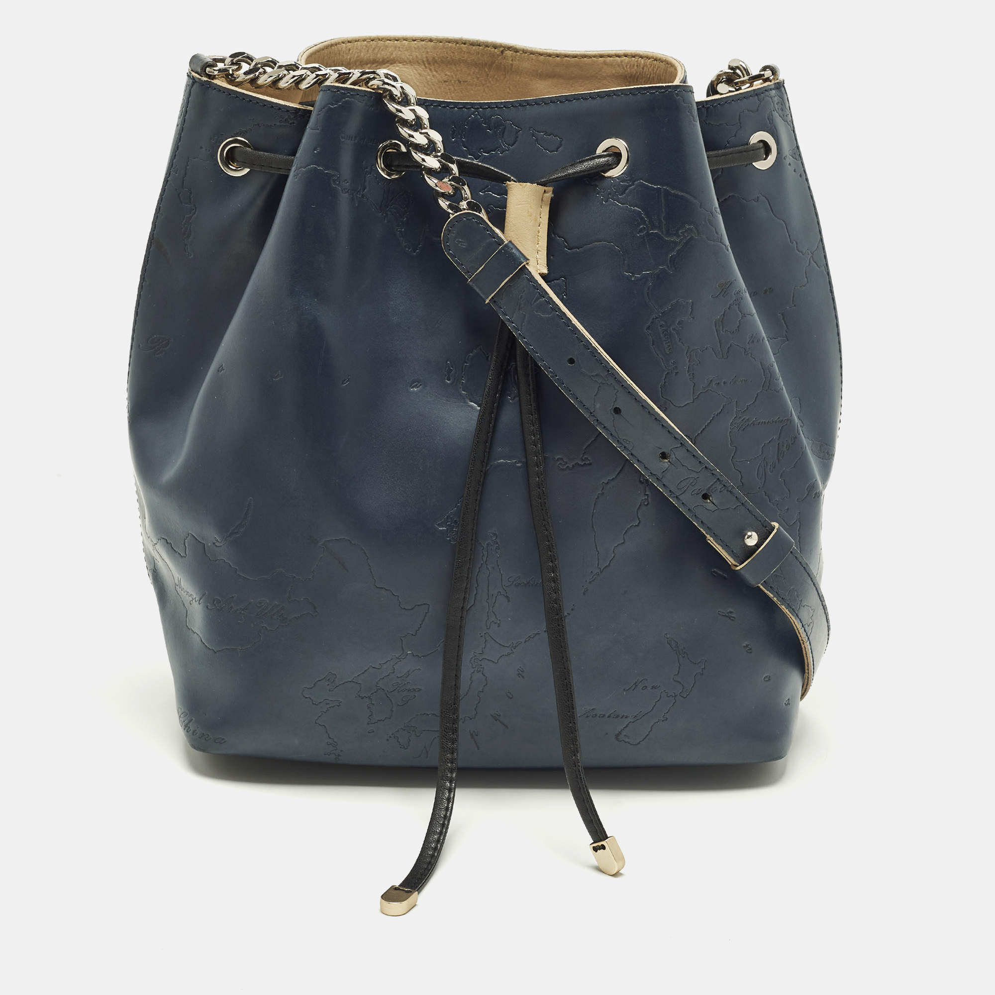 مملوكة مسبقًا Alviero Martini 1A Classe Navy Blue Geo Embossed Leather Drawstring Bucket Bag