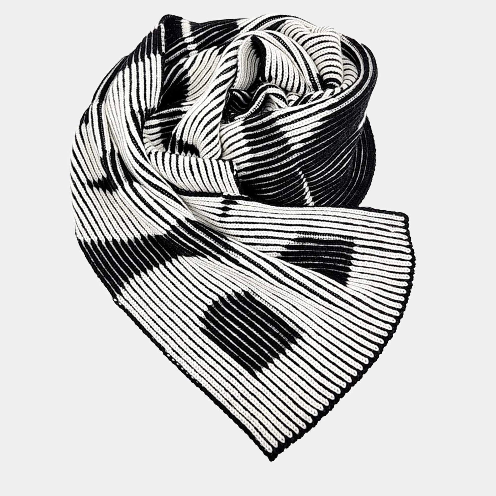 Pre Owned وشاح بالنسياجا صوف أبيض/أسود