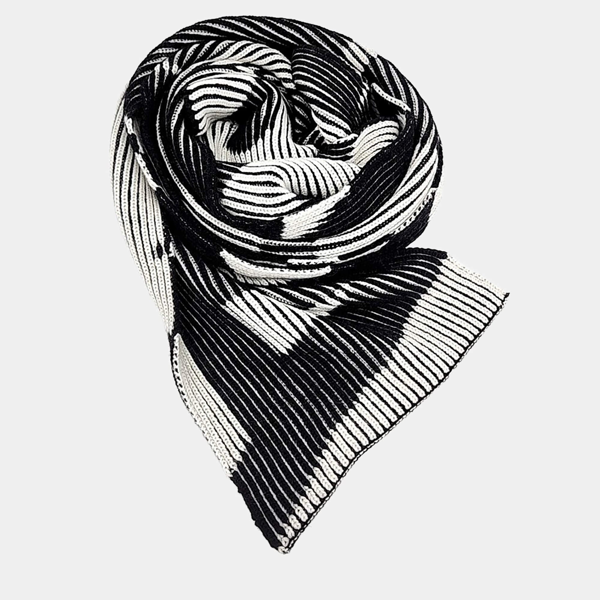 مملوكة مسبقًا وشاح بالنسياجا صوف أسود/أبيض