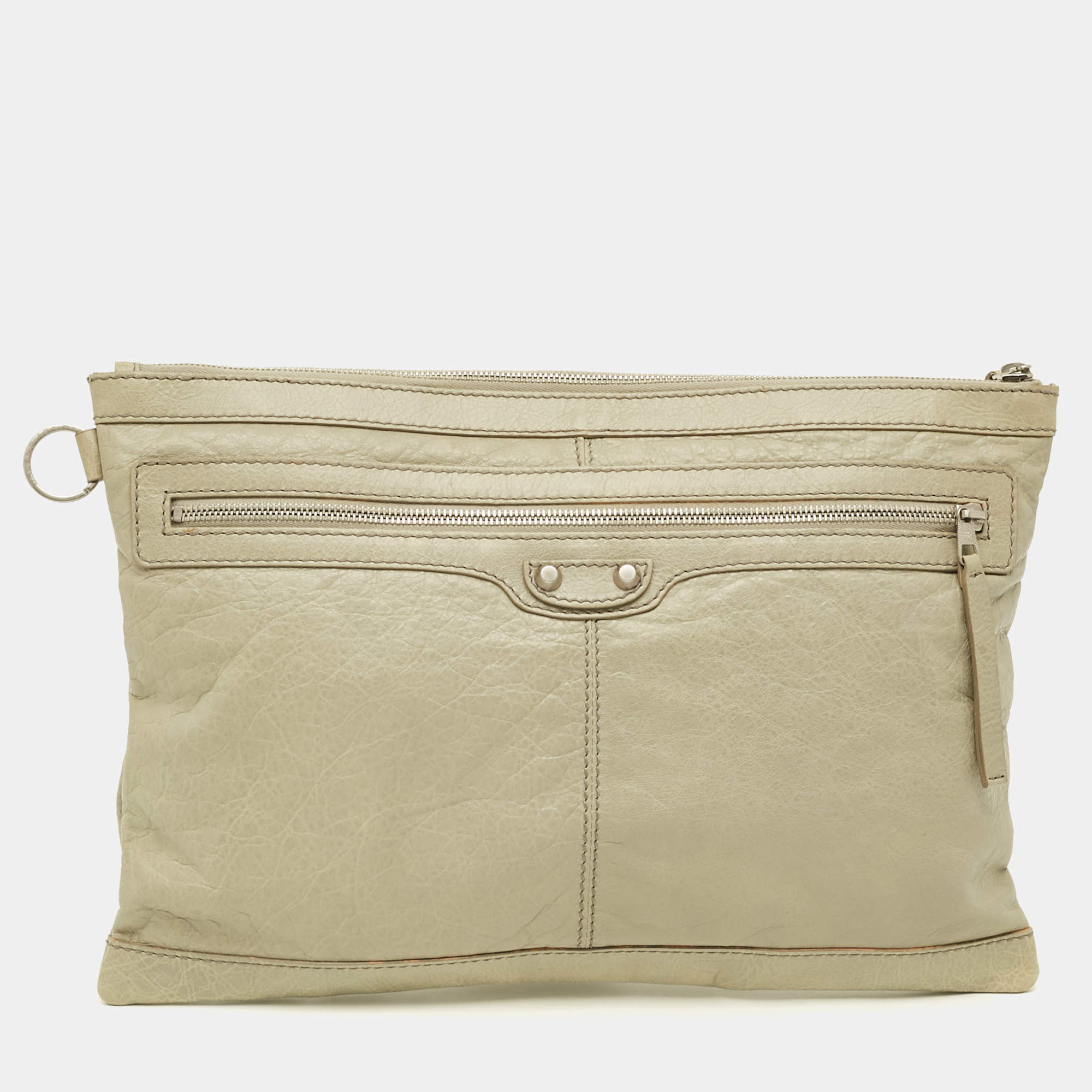 مملوكة مسبقًا حقيبة كلتش بالنسياغا بكليب جلد حمراء كبيرة