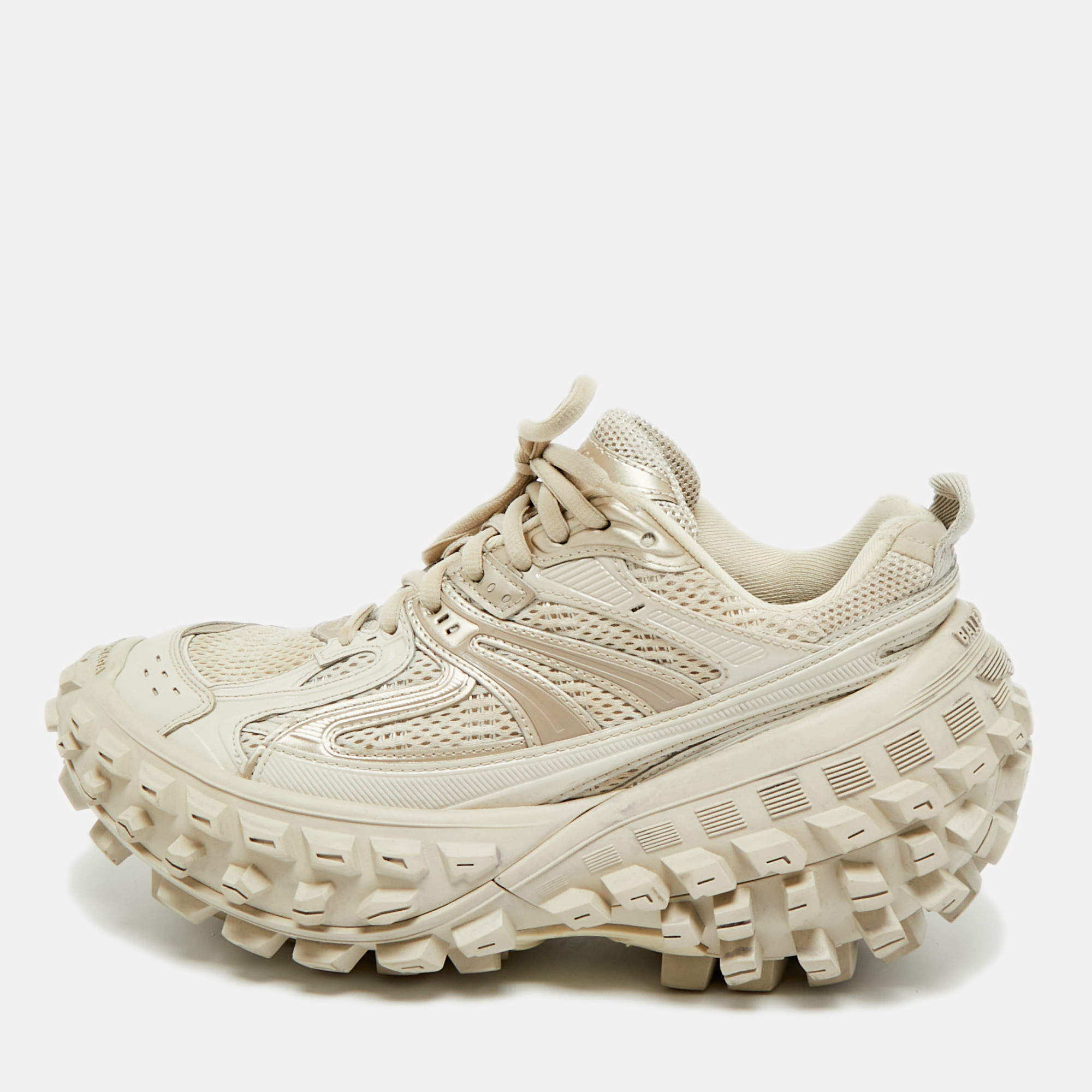 Pre Owned حذاء رياضي بالنسياغا ديفندر مصنوع من جلد صناعي و شبك بيج مقاس 37 مع أربطة