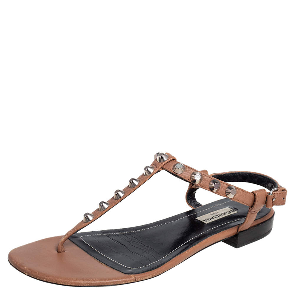 مملوكة مسبقًا Balenciaga Brown Leather Arena Studded Thong Flats Size 38.5