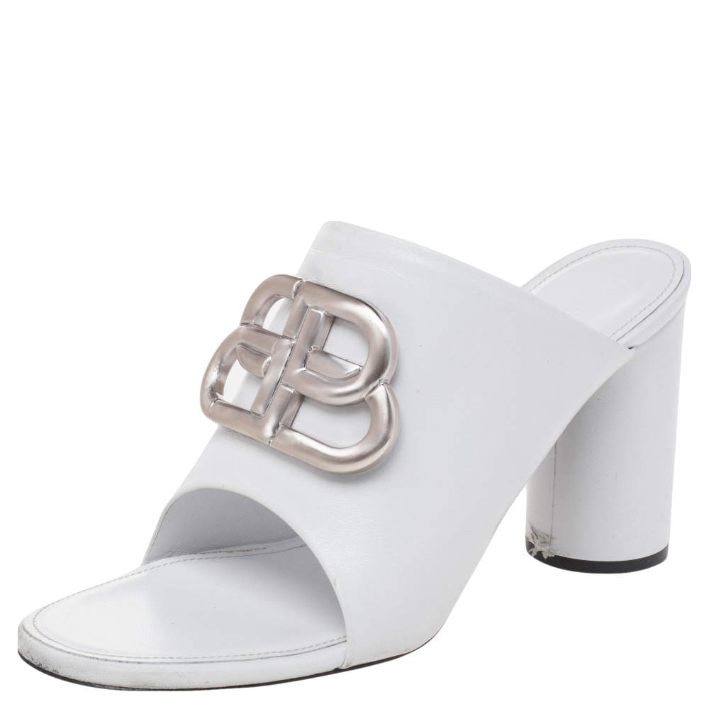 مملوكة مسبقًا Balenciaga White Leather Oval Logo Block Heel Slide Sandals Size 37.5