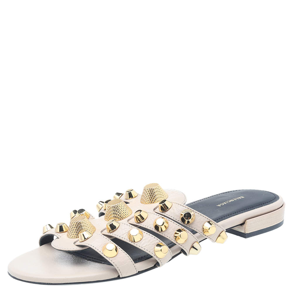 م ملوكة مسبقًا صندل سلايد فلات بالنسياغا ارينا جلد بيج مزين مرصع ترصيعات ضخمة مقاس 36.5