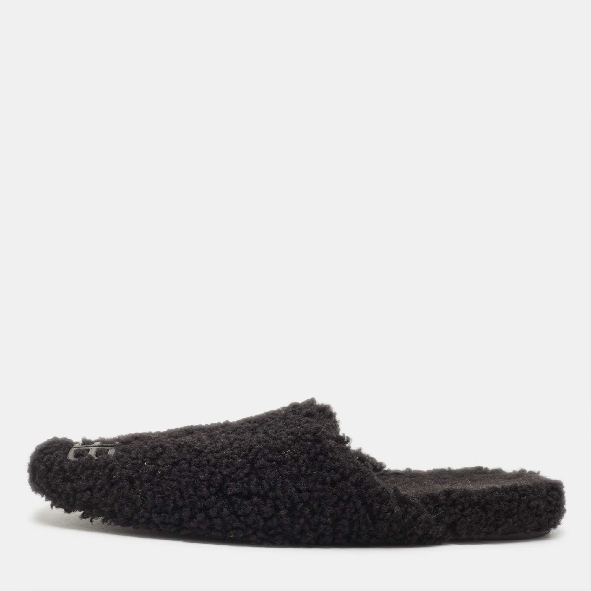 مملوكة مسبقًا Balenciaga Black Shearling Fur BB Flat Mules Size 39
