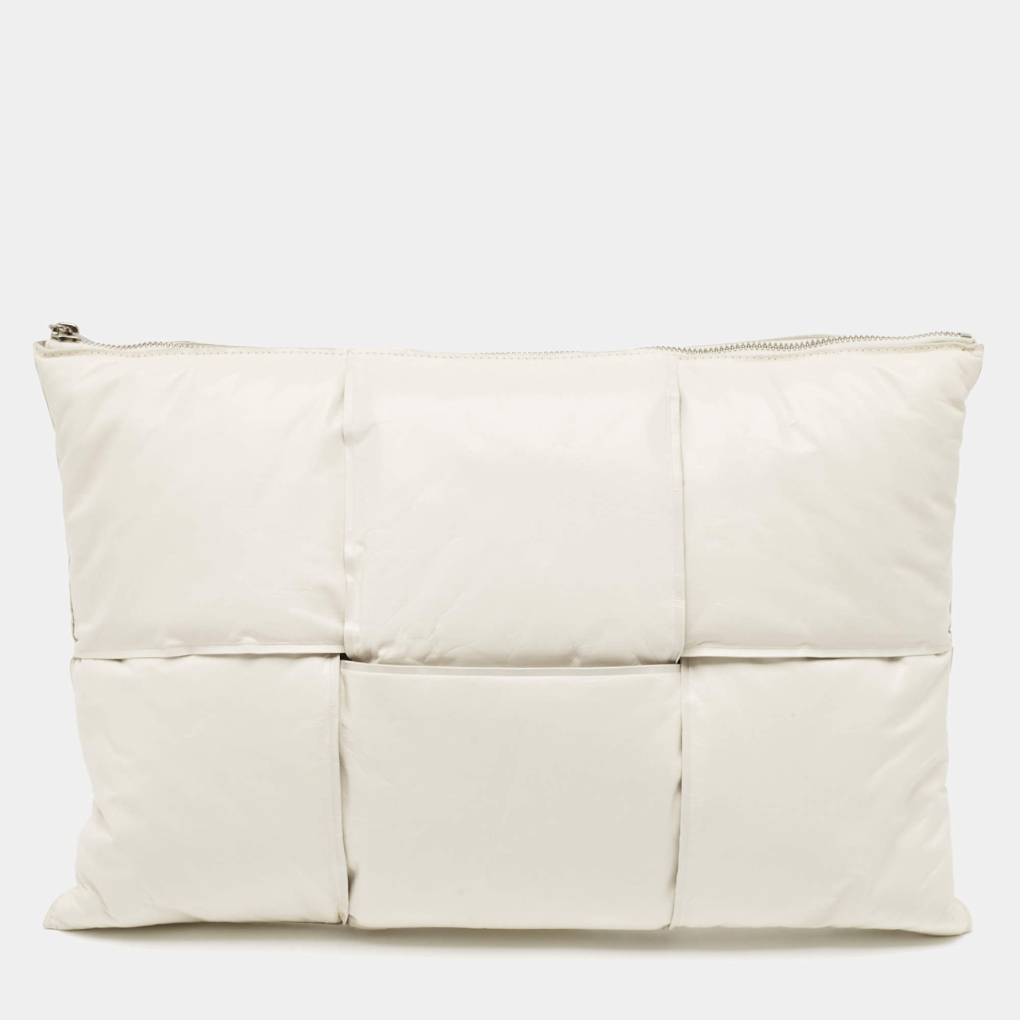 Pre Owned حقيبة بوتيغا فينيتا كبيرة الحجم بجلد إنتشياتو مبطن أبيض مع سحاب