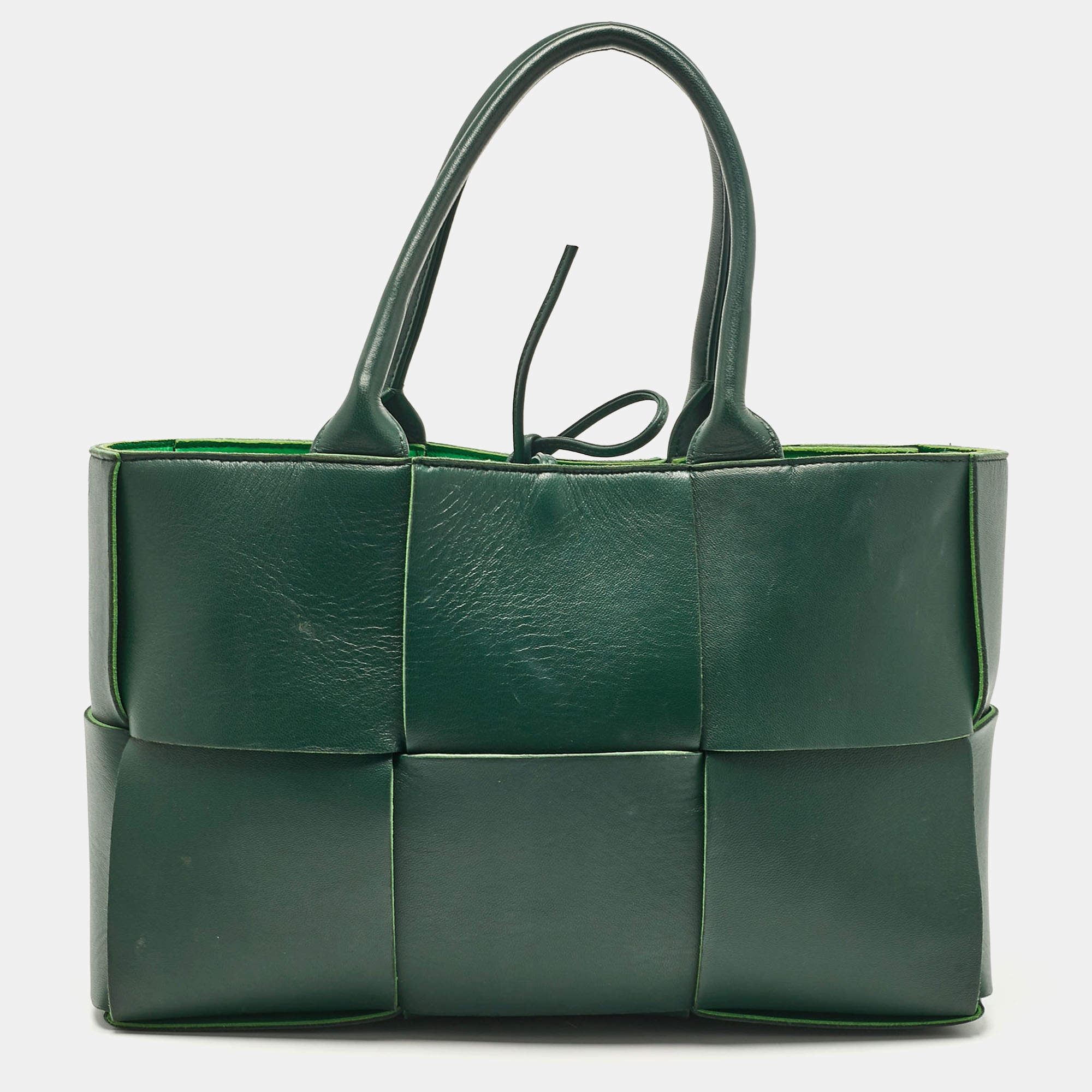 【BOTTEGA VENETA】Mini Arco Tote Bag - カーキダークプラリネ Bottega Veneta® Women's Mini Arco Tote in Kaki. Shop online now.