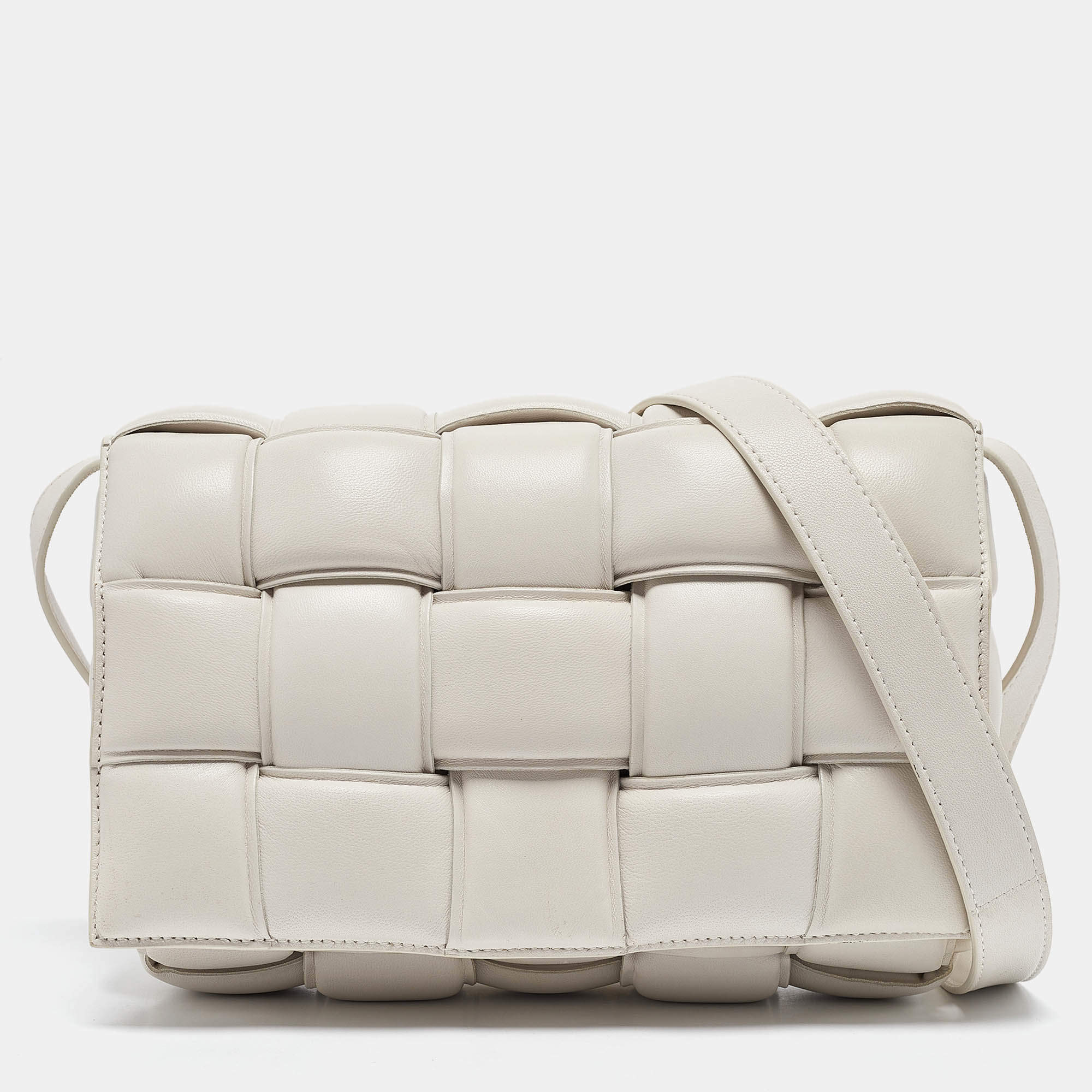مملوكة مسبقًا Bottega Veneta White Padded Leather Cassette Shoulder Bag
