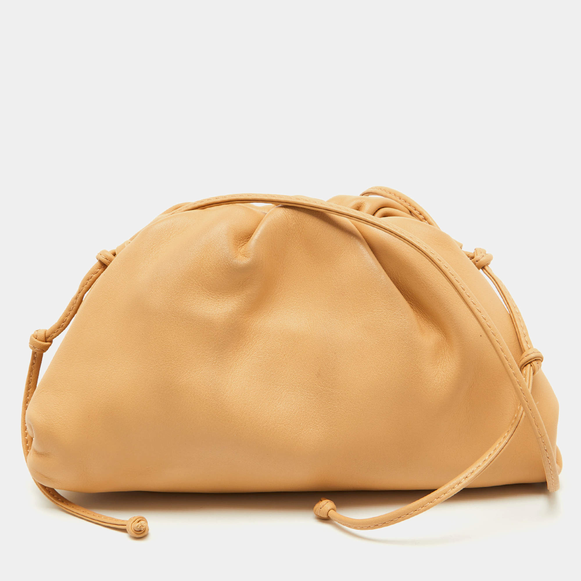 مملوكة مسبقًا Bottega Veneta Beige Leather Mini Pouch Clutch