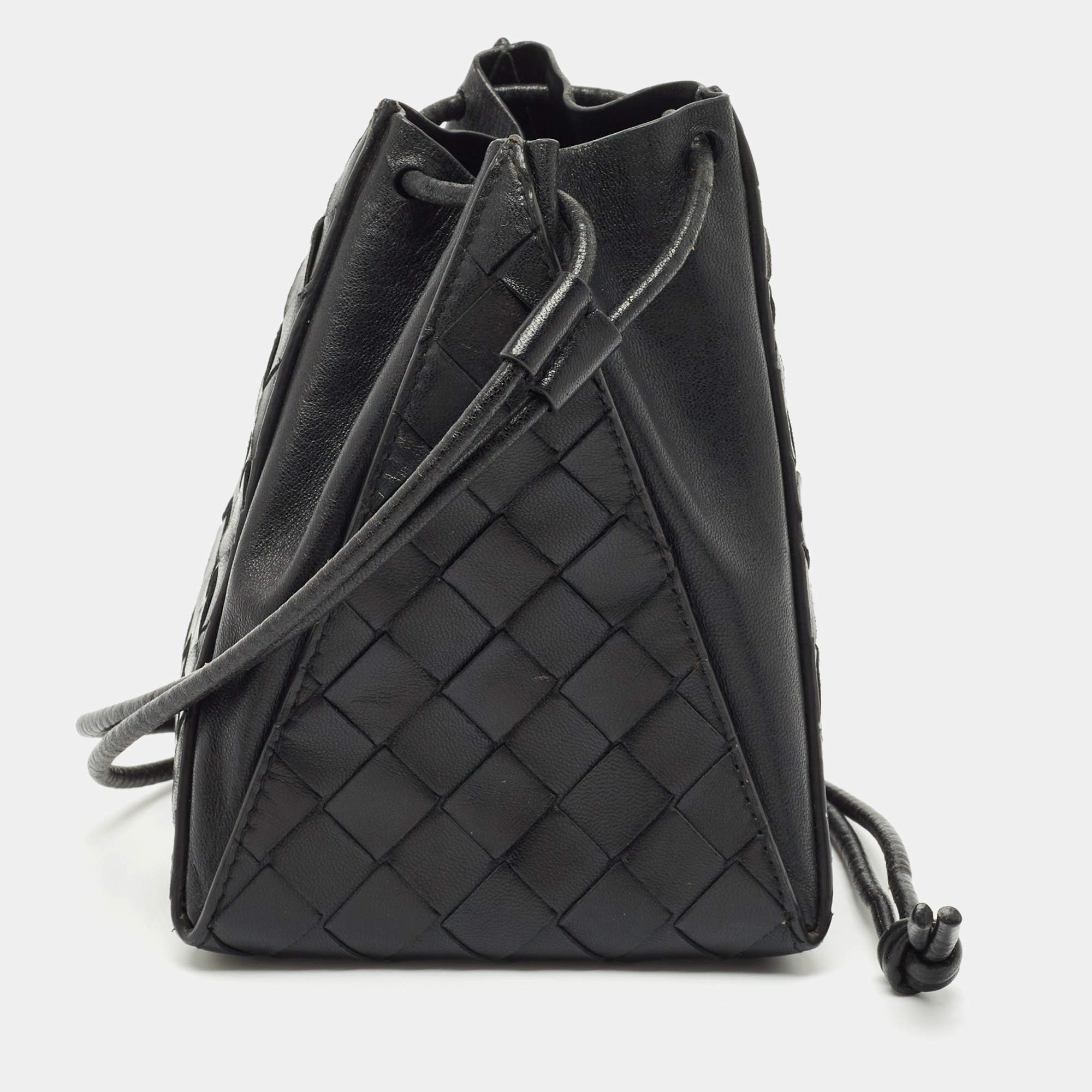 مملوكة مسبقًا Bottega Veneta Black Intrecciato Leather Mini Knot Bucket Clutch Bag
