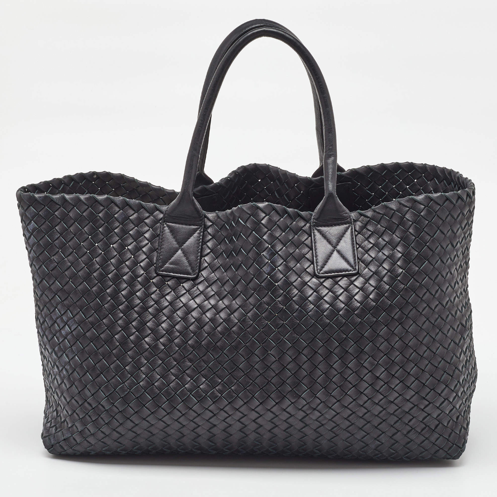 مملوكة مسبقًا حقيبة توت بوتيغا فينيتا كابات متوسطة جلد أسود محبوك