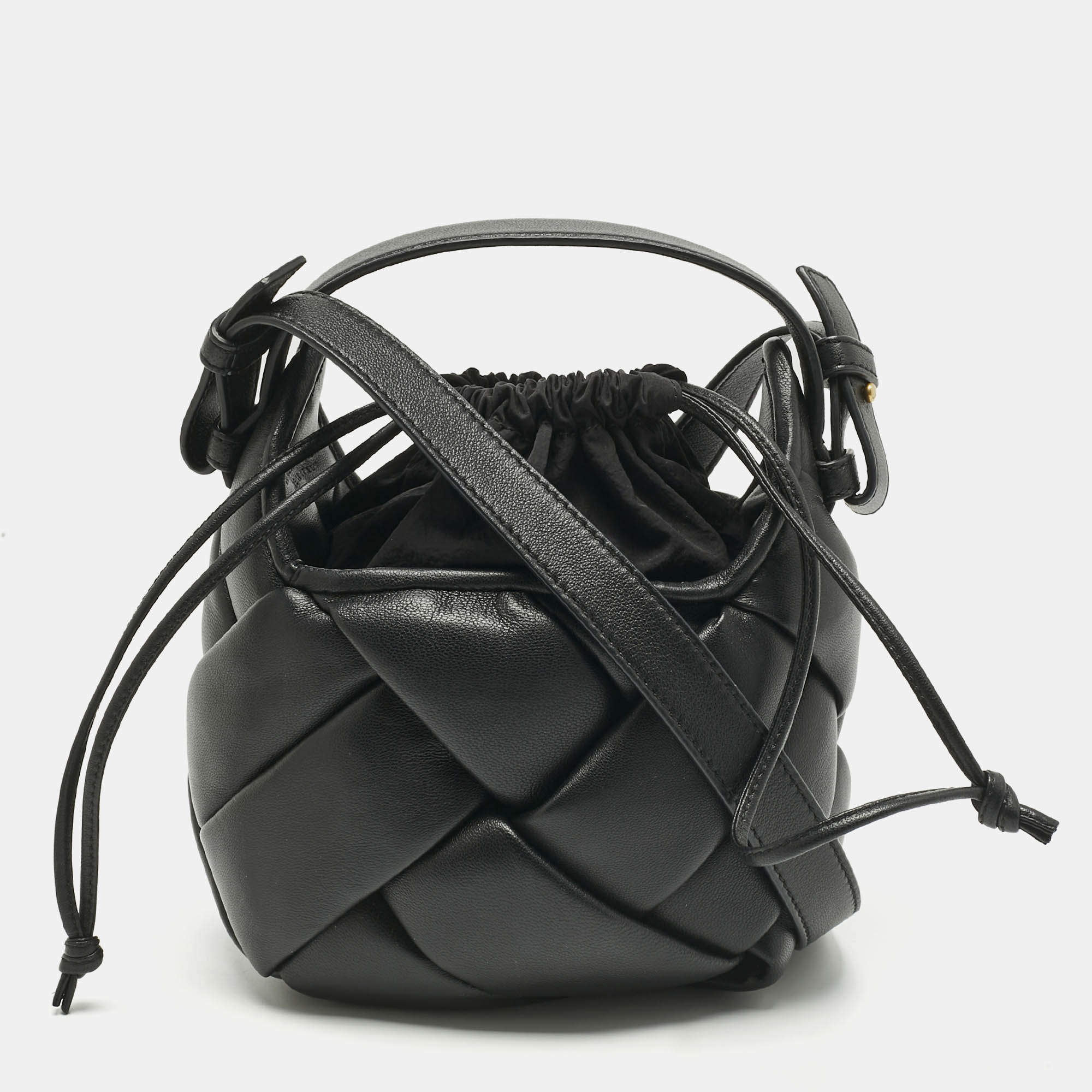 Pre Owned Bottega Veneta Black Intrecciato Helmet Leather Bucket Bag