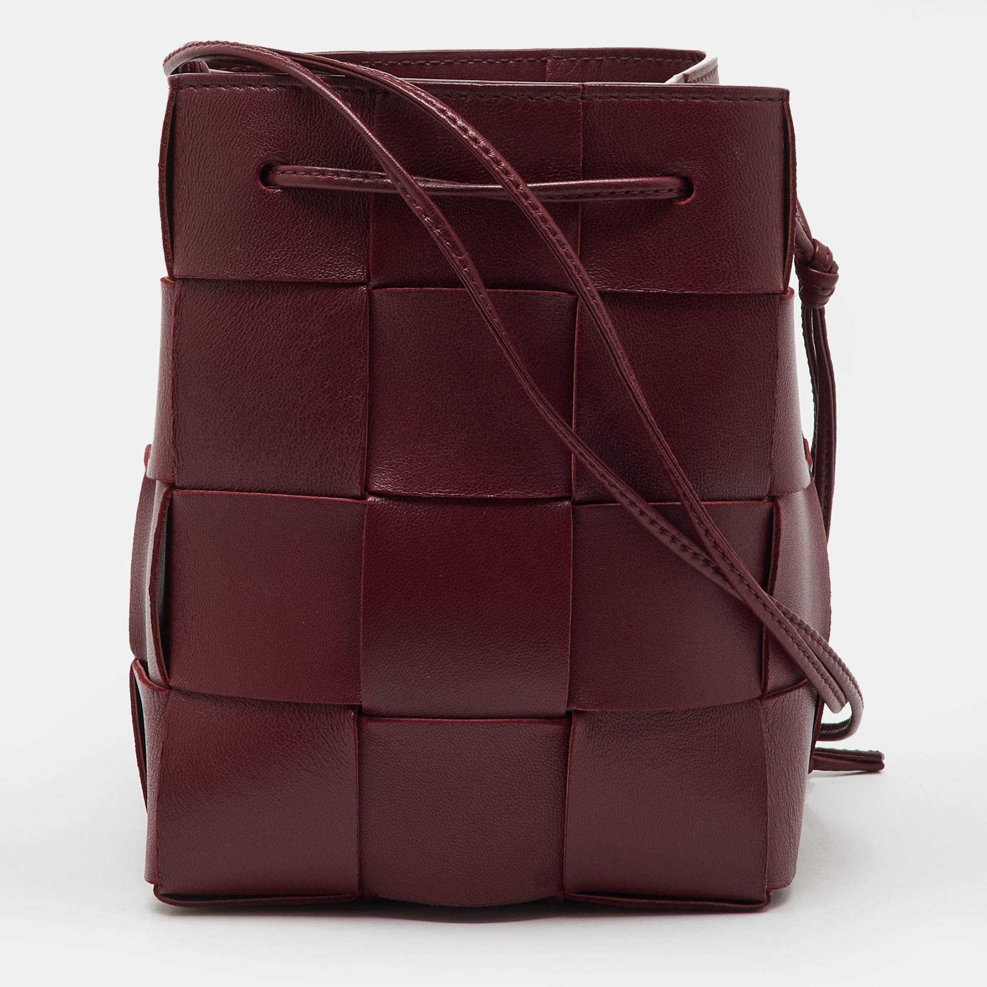 Pre Owned حقيبة باكت بوتيغا فينيتا كاسيت جلد أحمر صغيرة