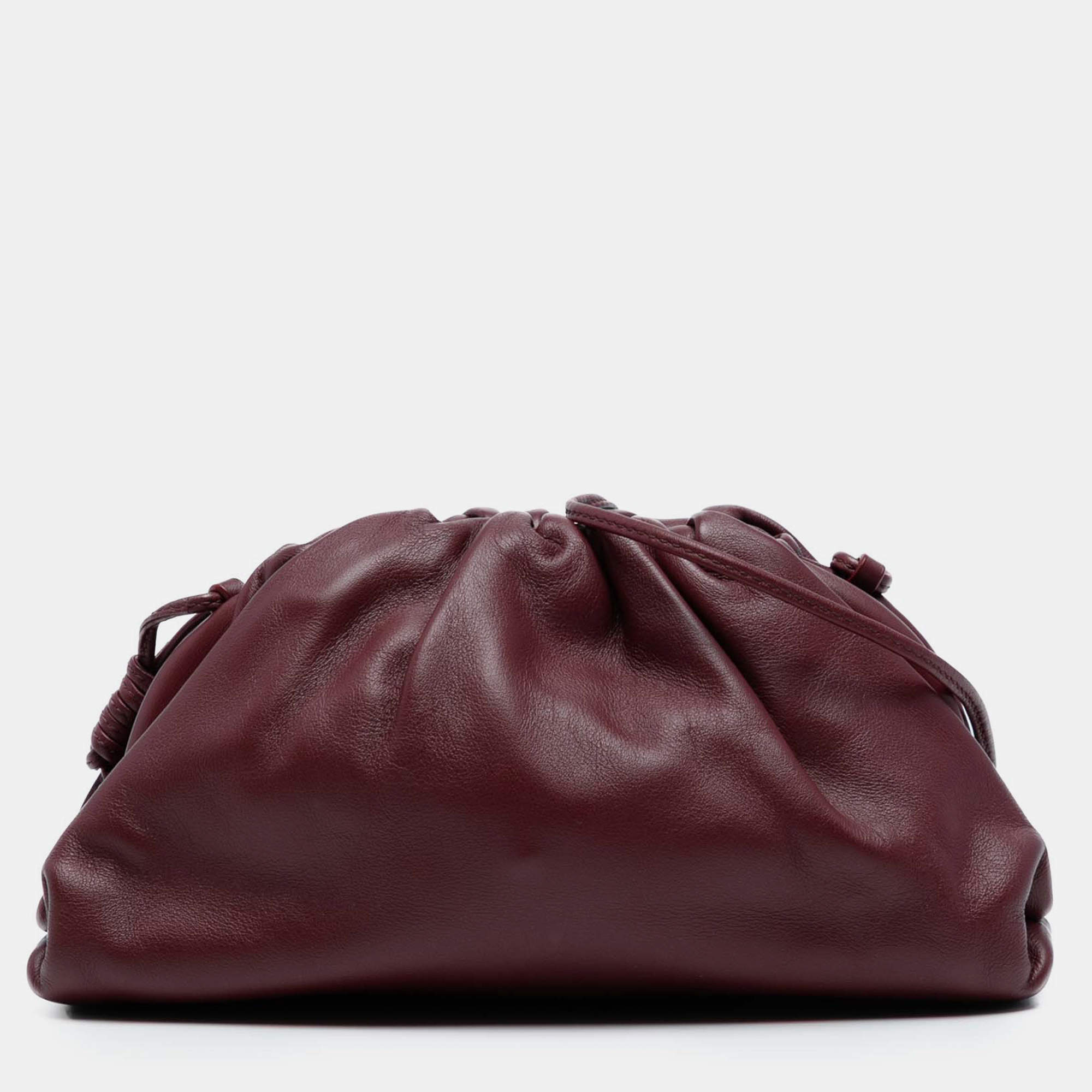 مملوكة مسبقًا حقيبة كروس بودي بوتيغا فينيتا ذا ميني باوتش جلد حمل أحمر