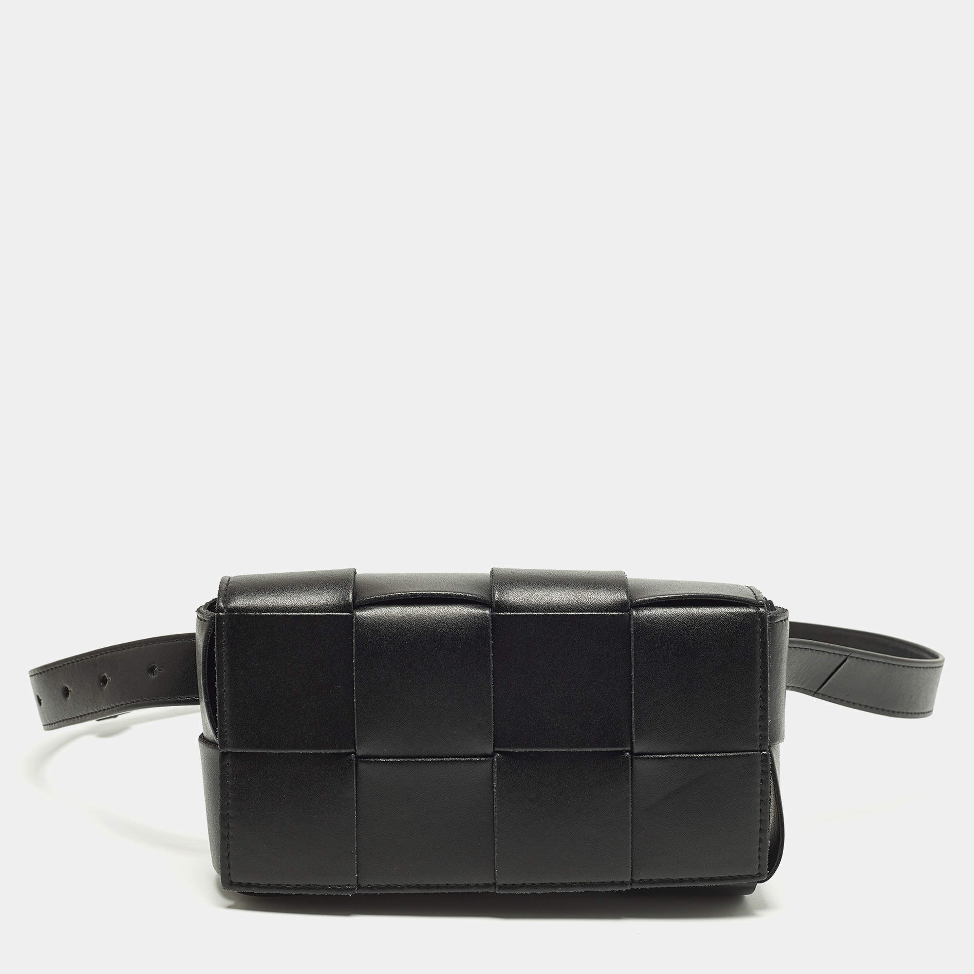 Pre Owned حقيبة حزام بوتيغا فينيتا جلد إنترشياتو سوداء كاسيت