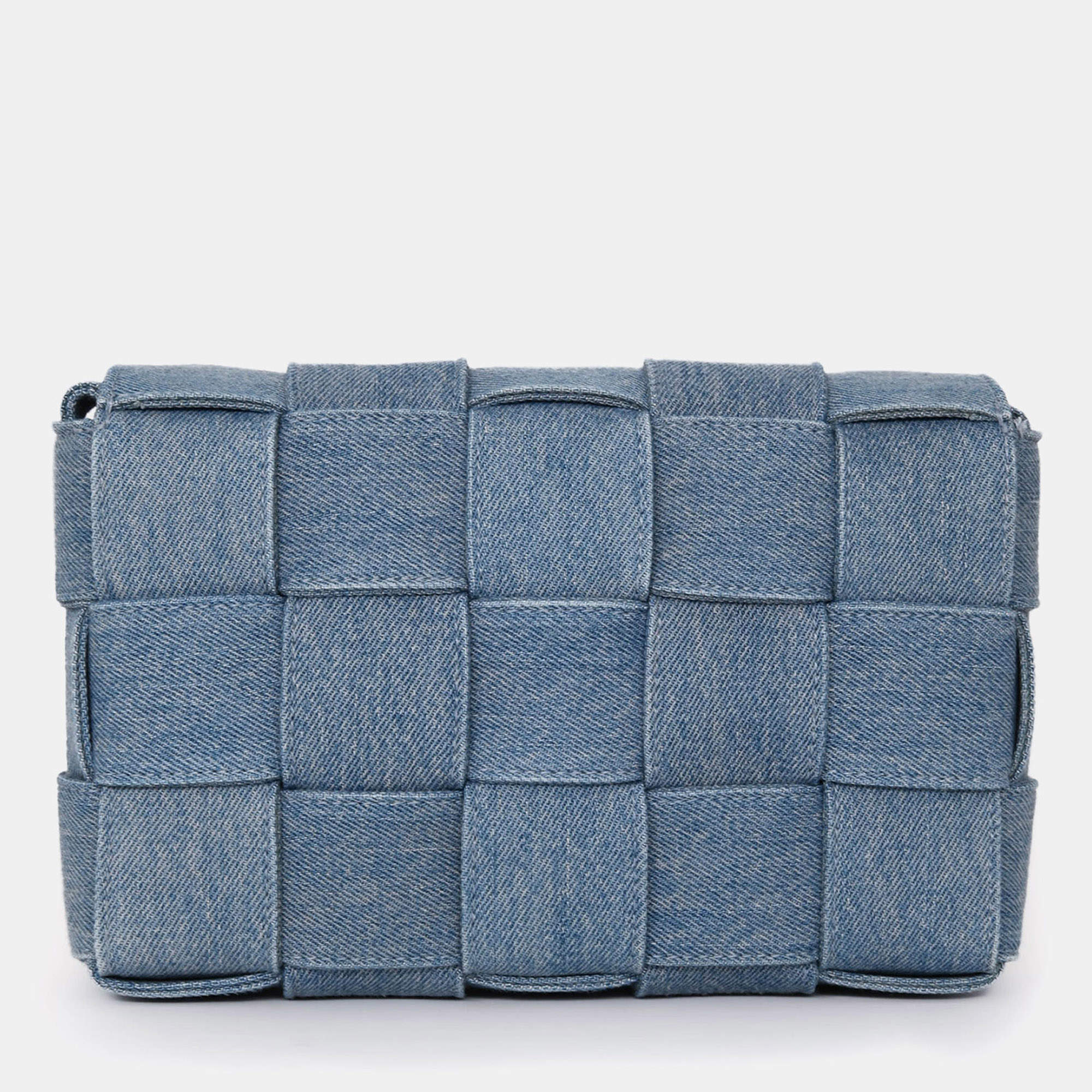 Pre Owned حقيبة كروس بودي بوتيغا فينيتا قماش جينز أزرق بتصميم انتريتشياتو كاسيت