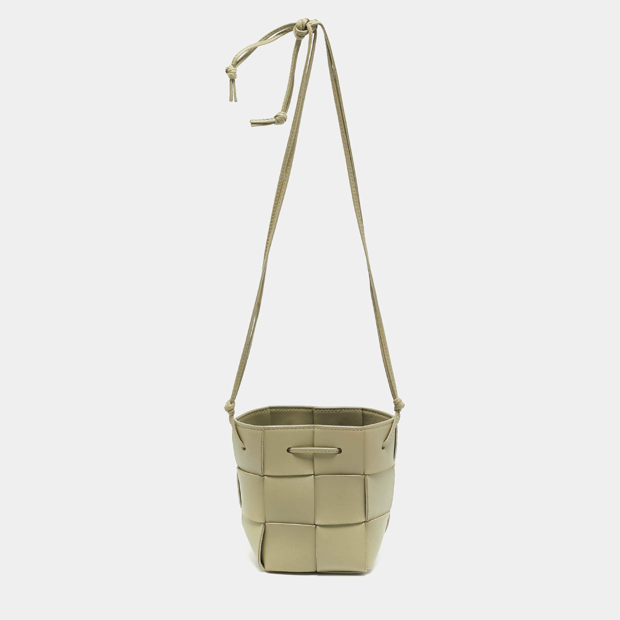 Pre Owned حقيبة باكيت بوتيغا فينيتا كاسيت صغيرة جلد انتريتشو باللون الأخضر المريمي