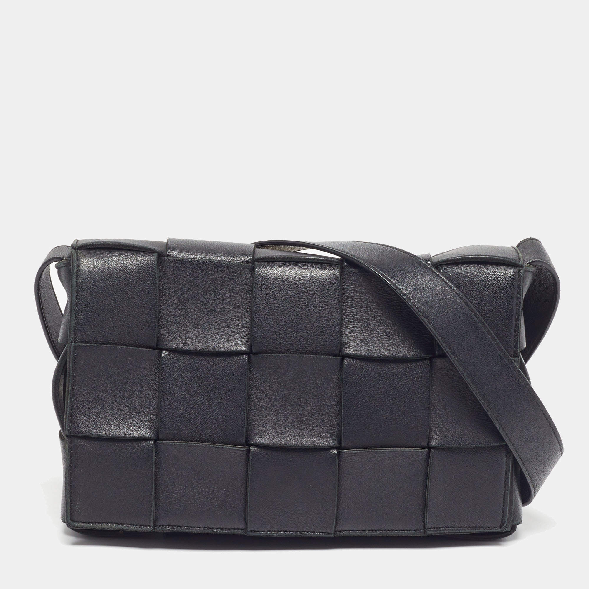 مملوكة مسبقًا Bottega Veneta Cassette Medium Black Intrecciato Leather Shoulder Bag