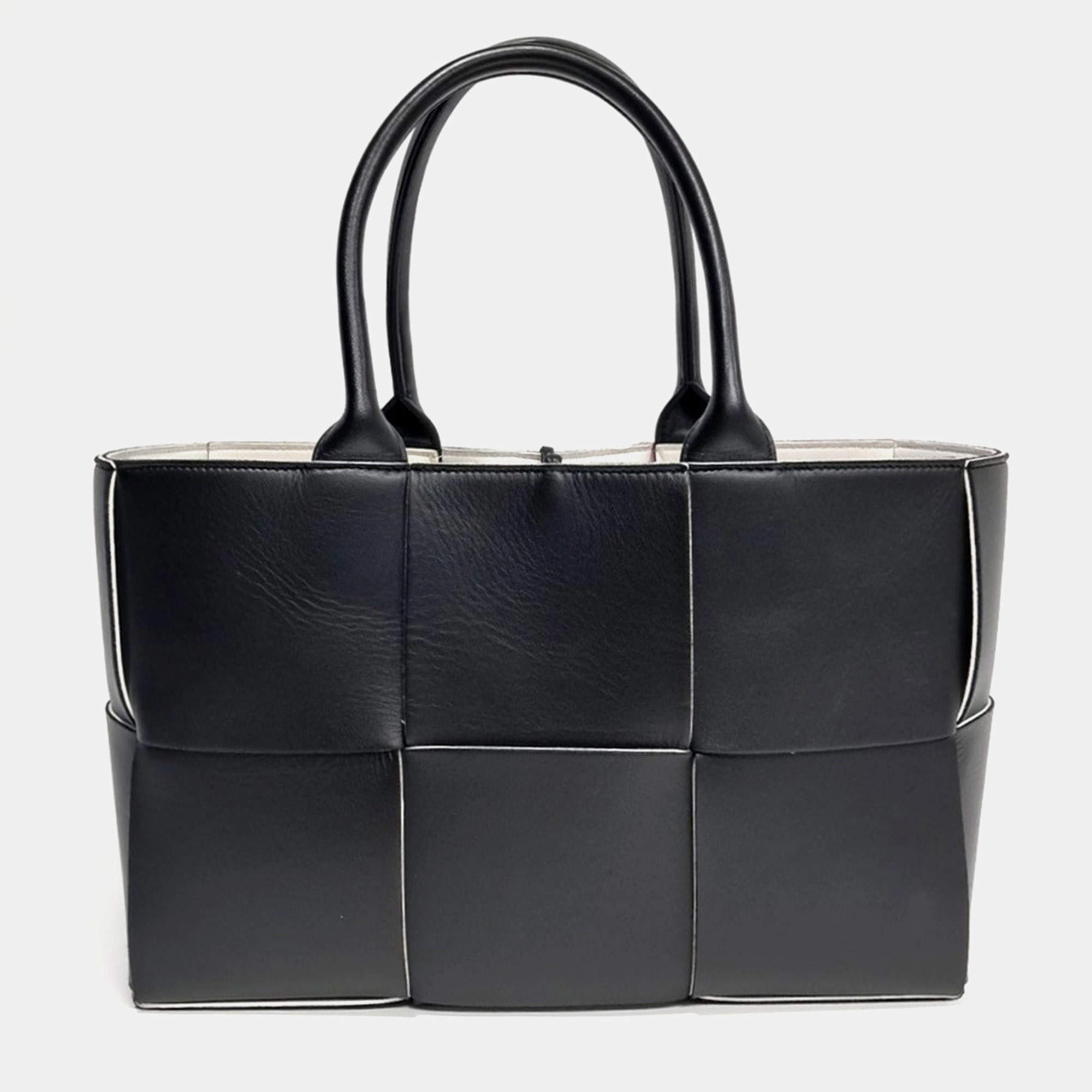 مملوكة مسبقًا حقيبة يد بوتيغا فينيتا آركو جلد أسود