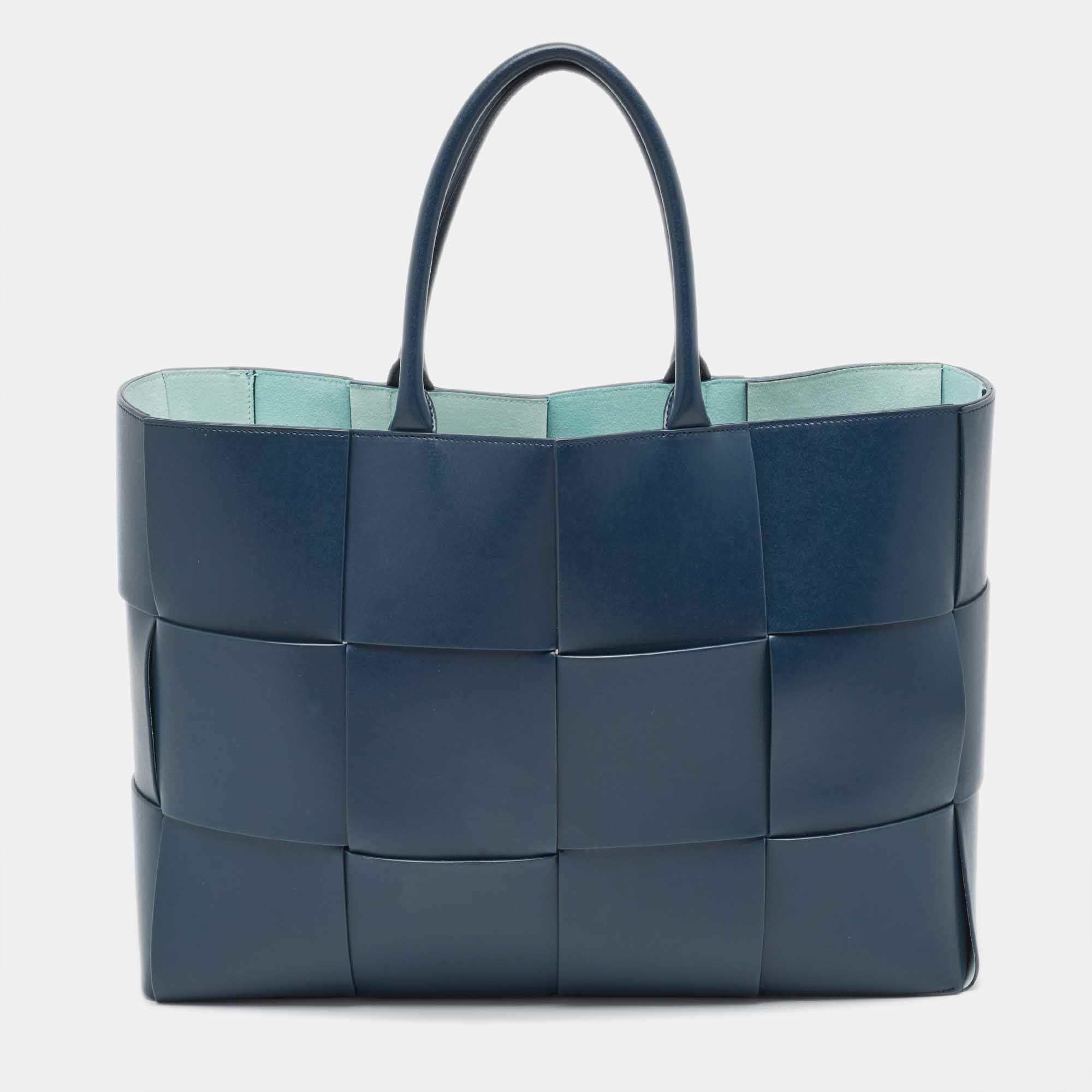 مملوكة مسبقًا Bottega Veneta Deep Blue Intrecciato Leather Large Arco Tote
