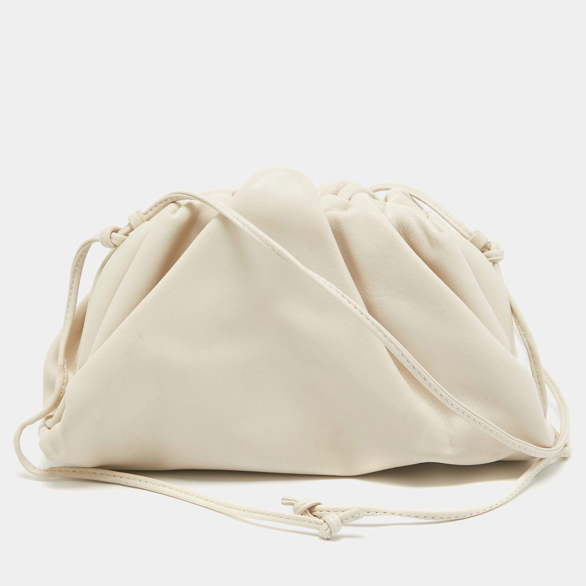 مملوكة مسبقًا Bottega Veneta Off White Leather Mini The Pouch Bag