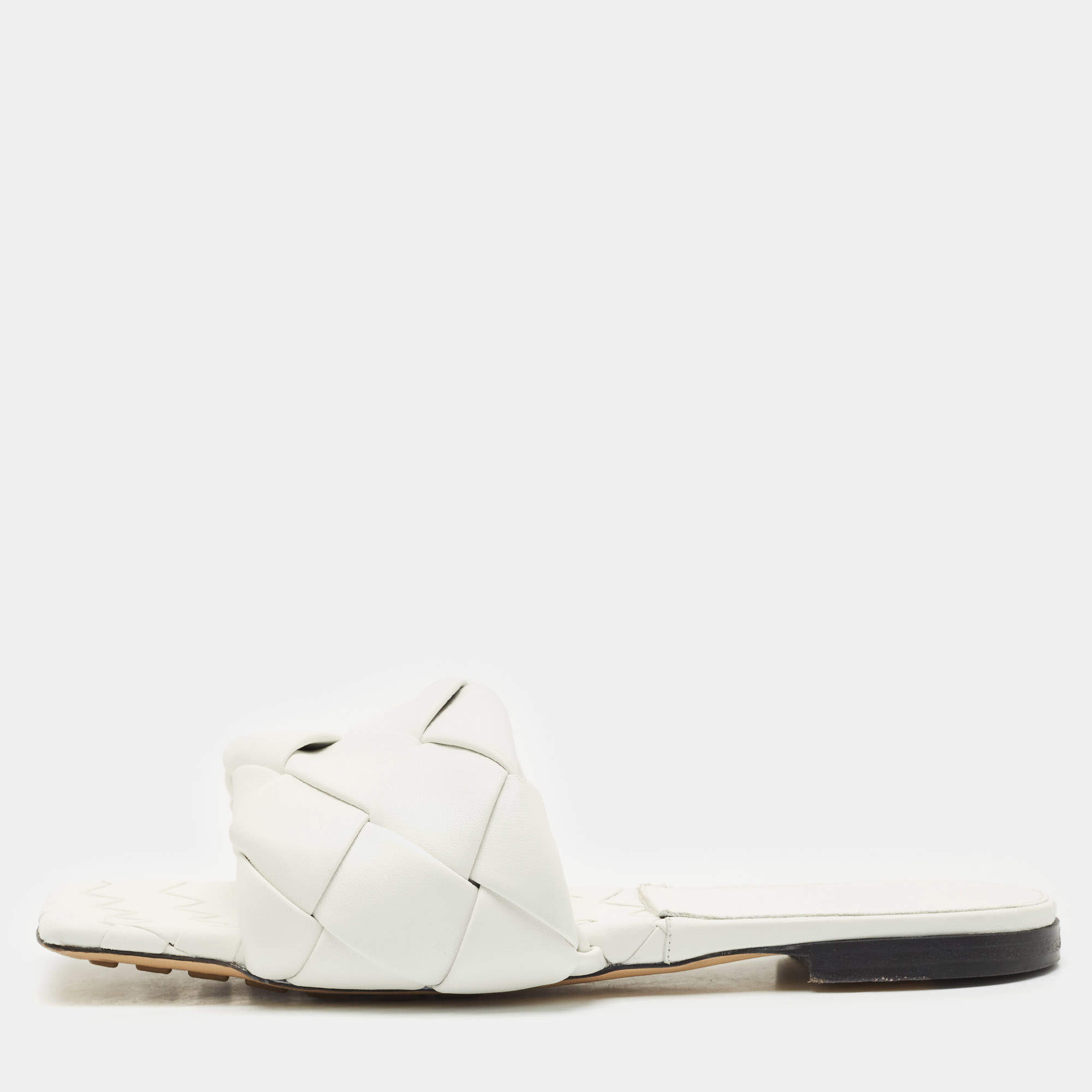 مملوكة مسبقًا صندل بوتيغا فينيتا جلد إنتريشياتو أبيض ليدو مسطح مقاس 39