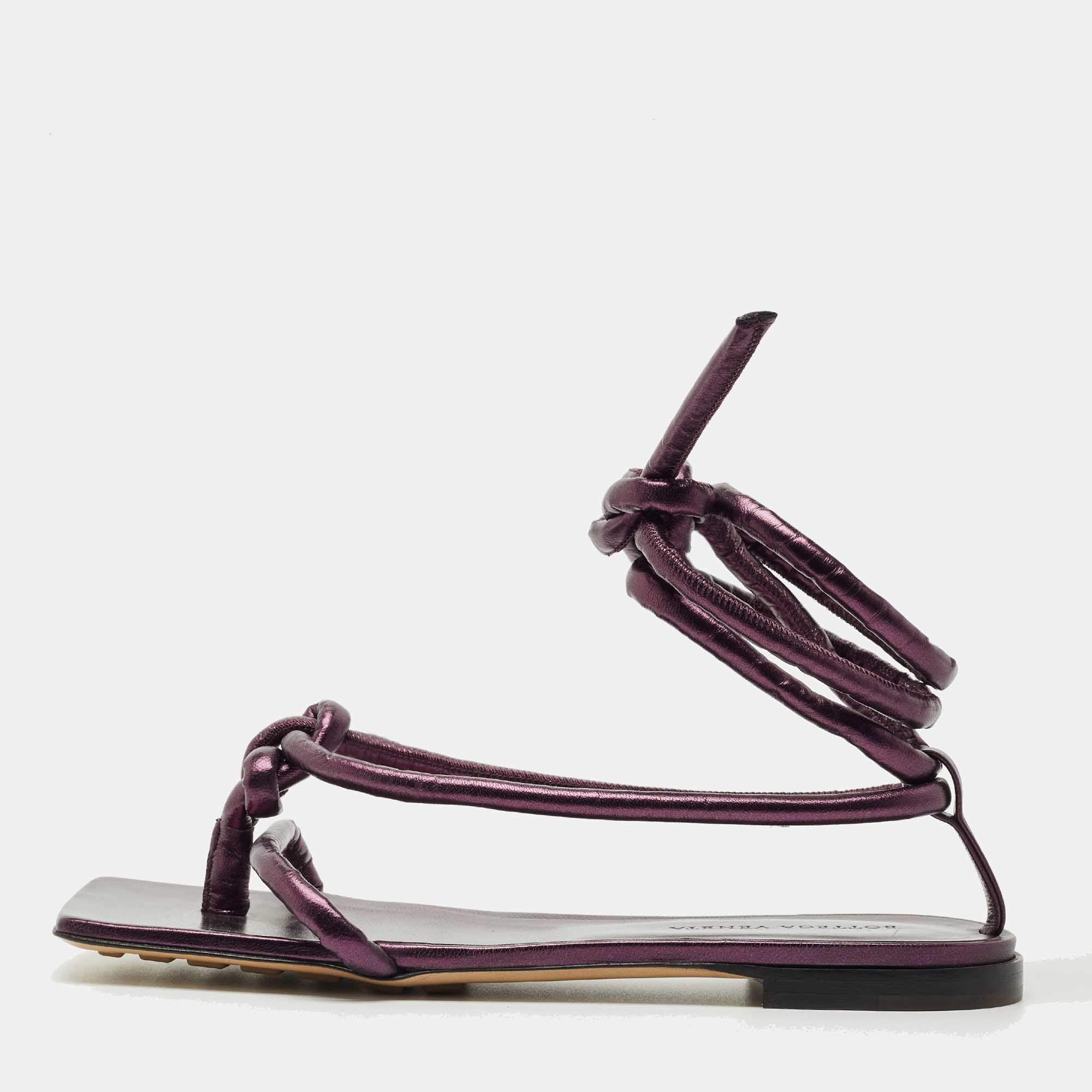 مملوكة مسبقًا حذاء فلات بوتيغا فينيتا جلد بنفسجي ميتالك بعقدة وسوار كاحل مقاس 39