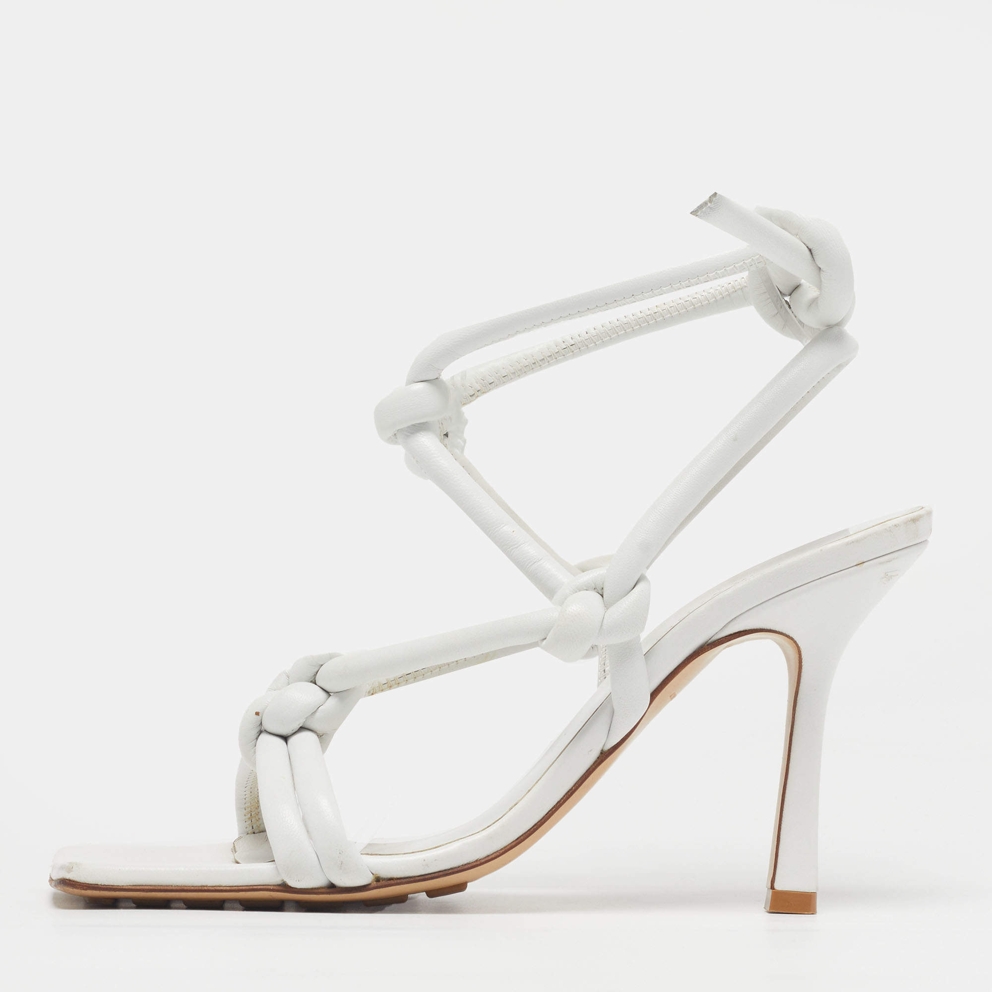 مملوكة مسبقًا Bottega Veneta Knot Size 38 White Leather Ankle Strap Sandals