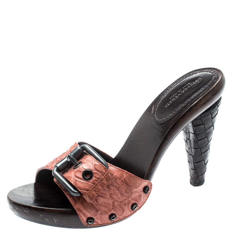 مملوكة مسبقًا Bottega Veneta Salmon Pink Alligator Leather Intrecciato Heel Mules Size 37.5