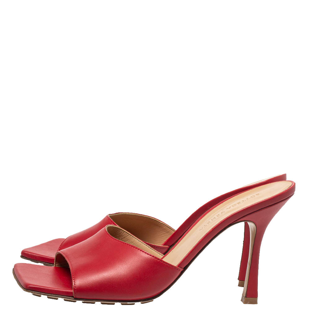 Pre Owned Bottega Veneta Red Leather Square Toe Slide Sandals Size 39.5