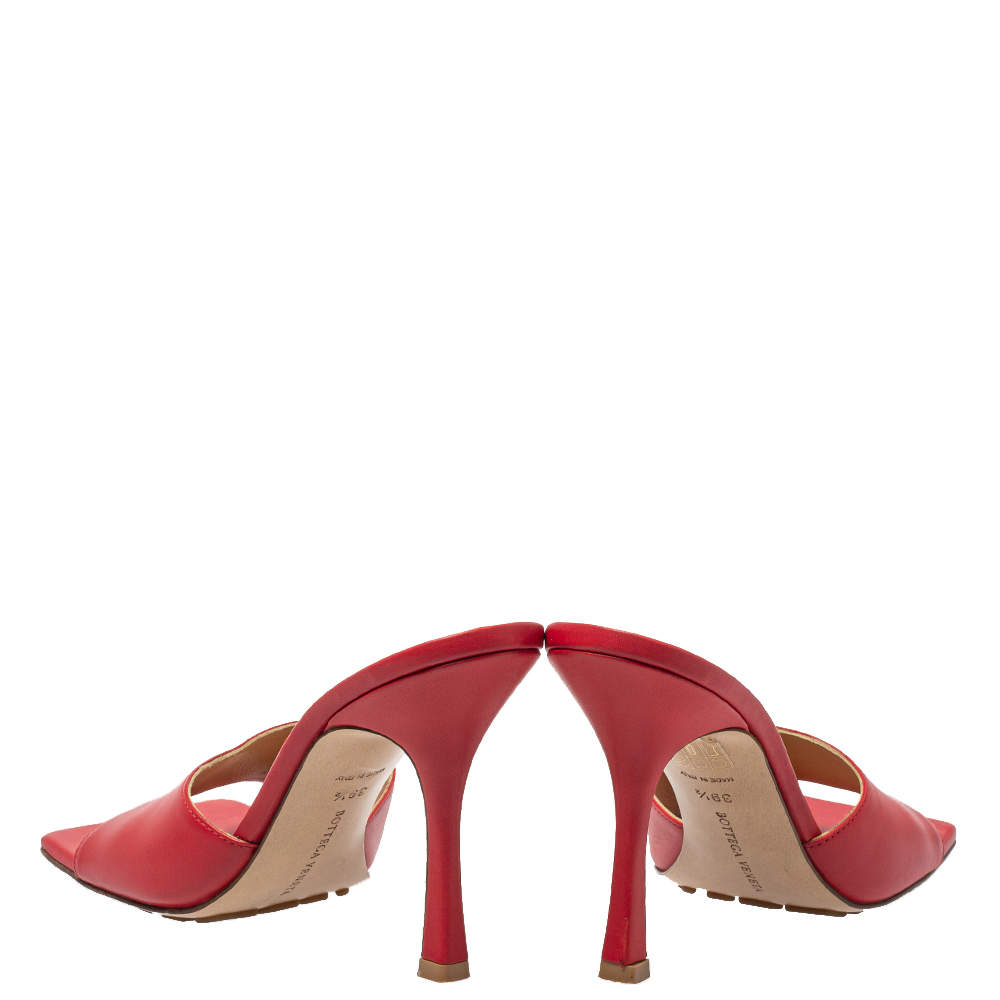 Pre Owned Bottega Veneta Red Leather Square Toe Slide Sandals Size 39.5